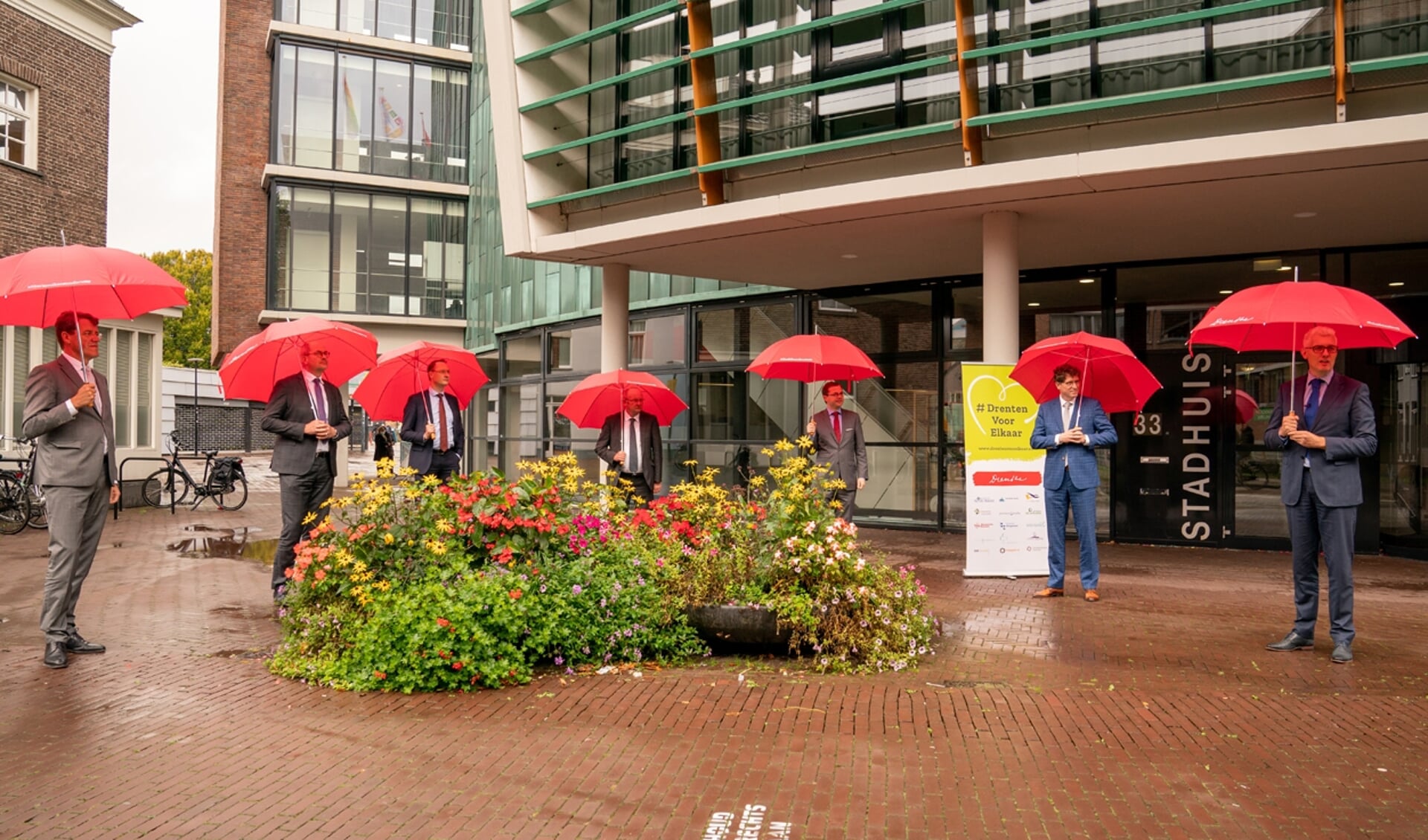 De Drentse burgemeesters met hun paraplu's. 