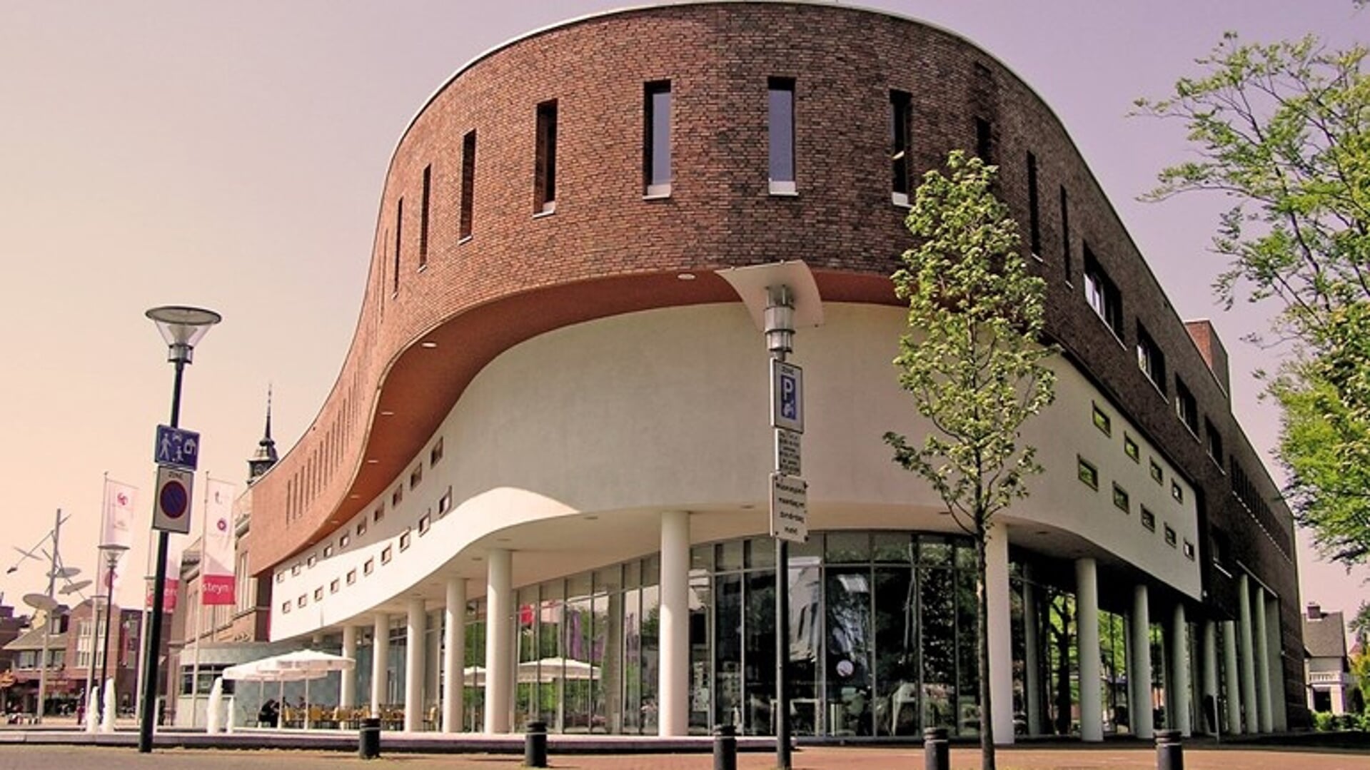 Bibliotheek Veendam is gevestigd in cultureel centrum vanBeresteyn.