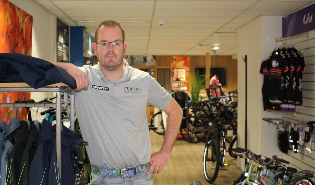 Ivo Jansen in zijn fietsenzaak aan de Stationsweg in Zuidlaren.