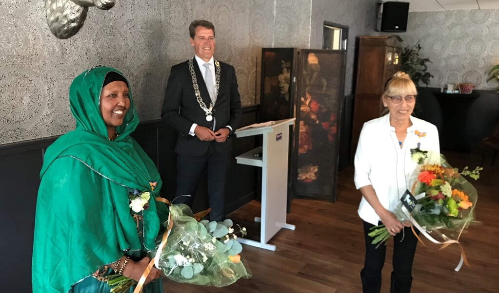 Burgemeester Eric van Oosterhout met de twee gedecoreerden.