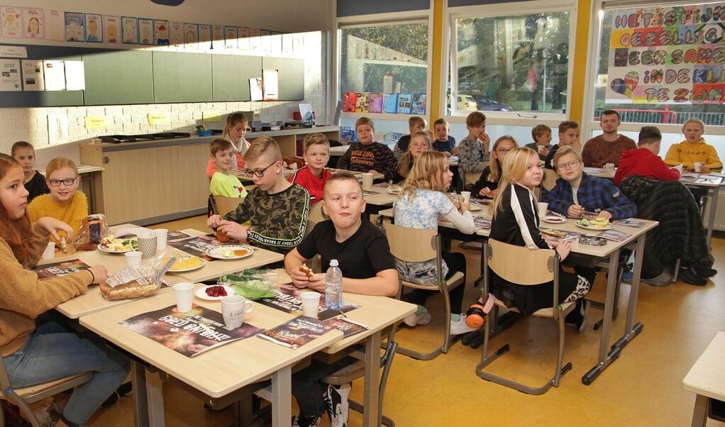 Kinderen van De Viermaster deden mee aan het Nationaal Schoolontbijt. Foto: Bert Woltjes. 