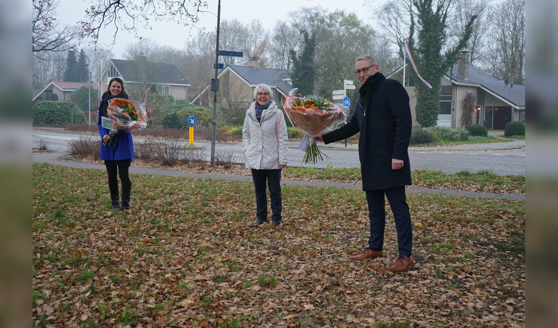 De dames Douma en Boschman worden gefeliciteerd door wethouder Schipper (foto Gemeente Midden-Drenthe).