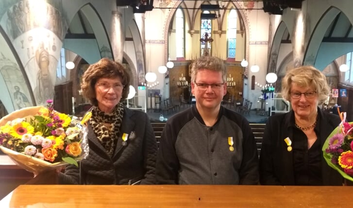 De jubilarissen met vanaf links Ida Menzen-Wösten, Anton Lukassen en Miep Biemans-Neehoff. (foto Bennie Wolbers)