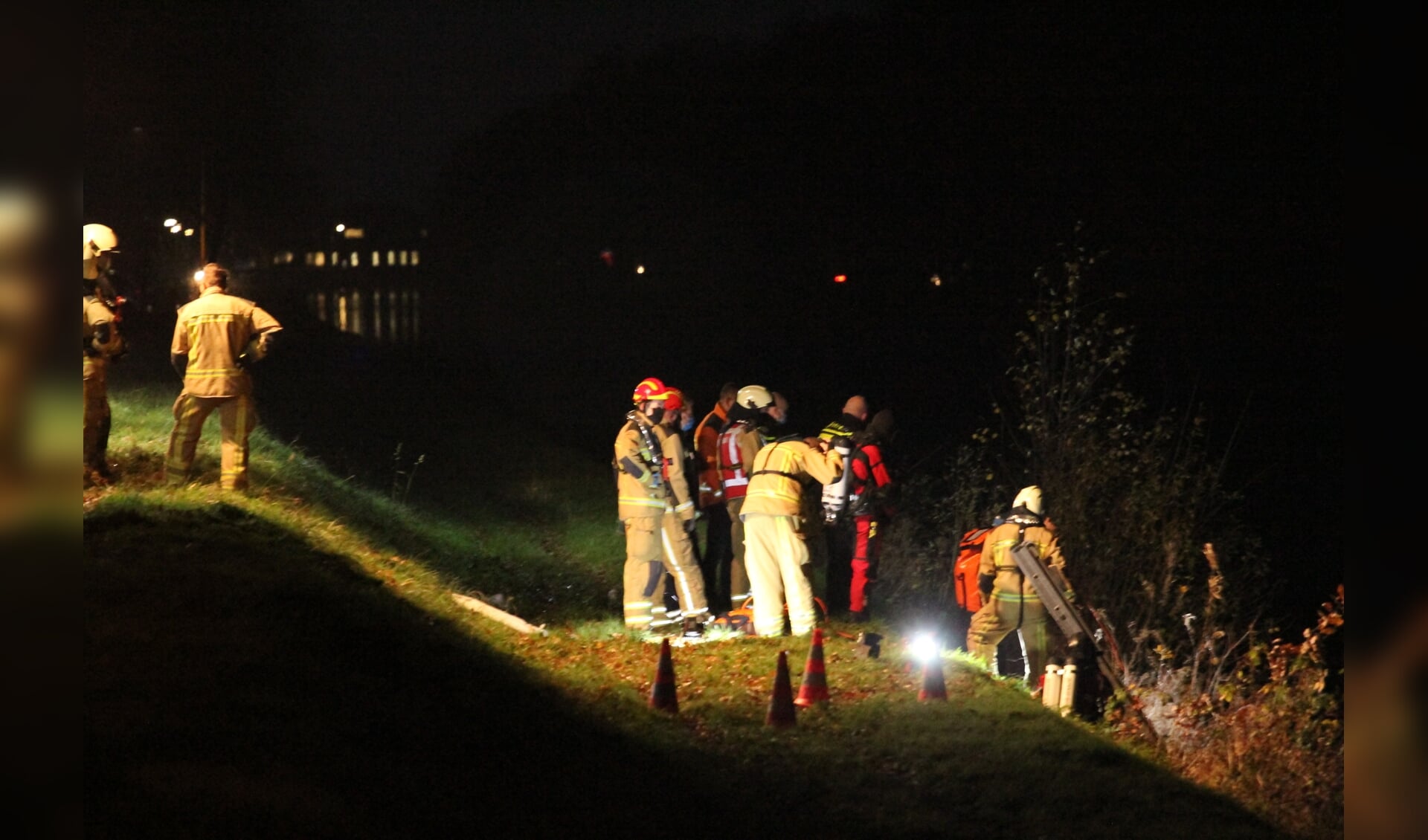 Hulpverleners bezig met de bergingswerkzaamheden (foto Van Oost Media).
