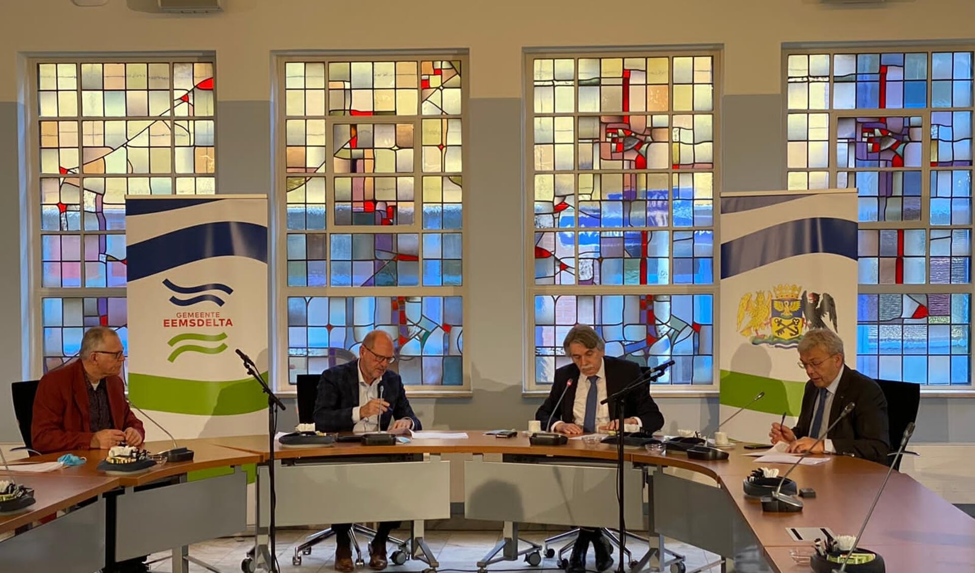 Gerard Beukema, geflankeerd door zijn collega-burgemeesters Hans Engels (Loppersum, links) en Koos Wiersma (Appingedam), maakte de uitslag vanmorgen officieel bekend.