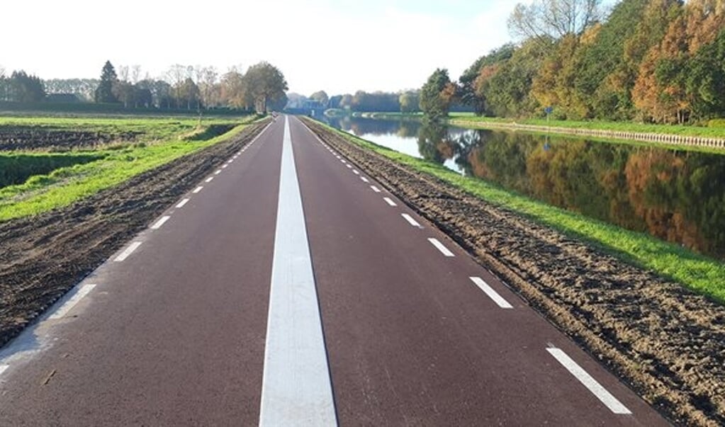 Een fietsstraat langs het Noord-Willemskanaal, waar naast fietsers ook gemotoriseerd verkeer gebruik van mag maken. (foto Provincie Drenthe)