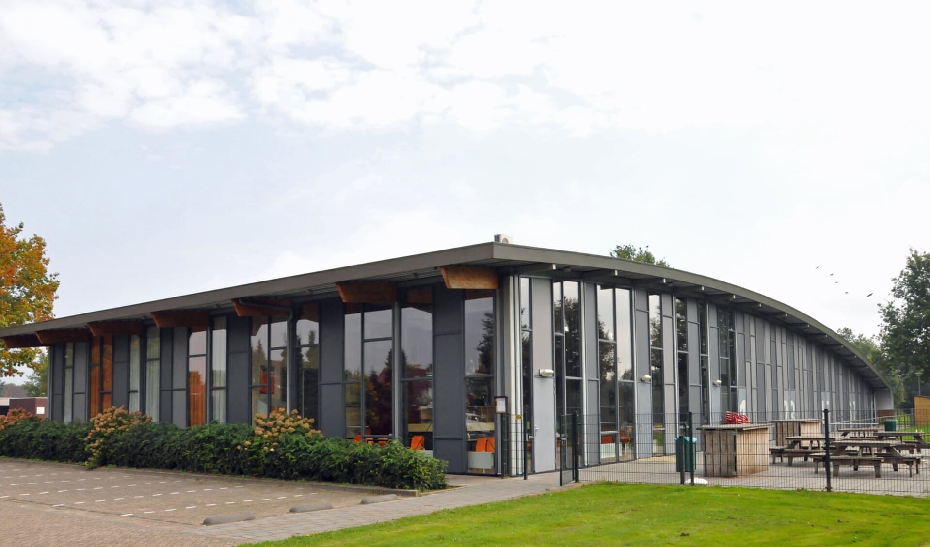 MFA De Spil in Bovensmilde is een van de eerste gebouwen waar de gemeente duurzaamheidsmaatregelen wil nemen (archieffoto). 