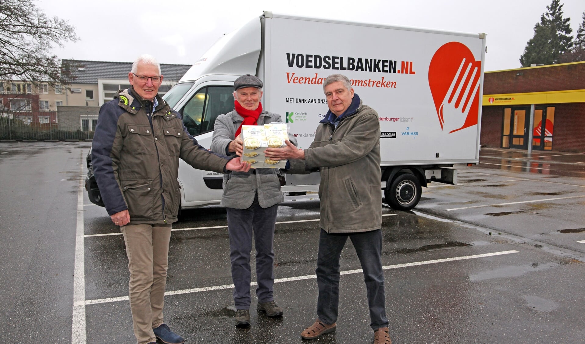De voedselproducten worden symbolisch overgedragen aan de voorzitter van de voedselbank, Klaas Steenhuis. Hij wordt op de foto geflankeerd door Uilko Hofsté (links) en Bernard van Bloemendaal Bos, beiden van de Odd Fellows. Foto: Bert Woltjes.