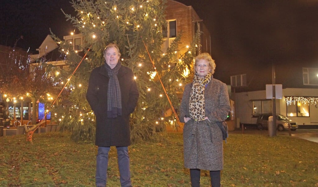 

Frank Apotheker en Linda Wijnbergen van de Rotary hebben vorige week de lichtjes van de kerstboom ontstoken. Foto: Bert Woltjes. 