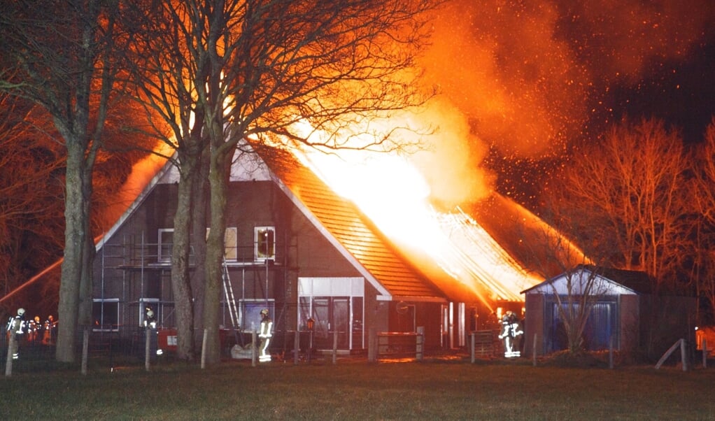 De woonboerderij in Gasteren gaat in vlammen op. (foto Van Oost Media)