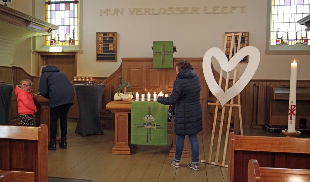 In de Lutherse kerk in Nieuwe Pekela kan men een kaarsje branden voor overleden dierbaren. Foto: Bert Woltjes