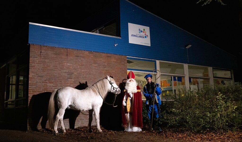 Sint en Piet bij kindcentrum Jonglaren (foto Marcel Berghuis).