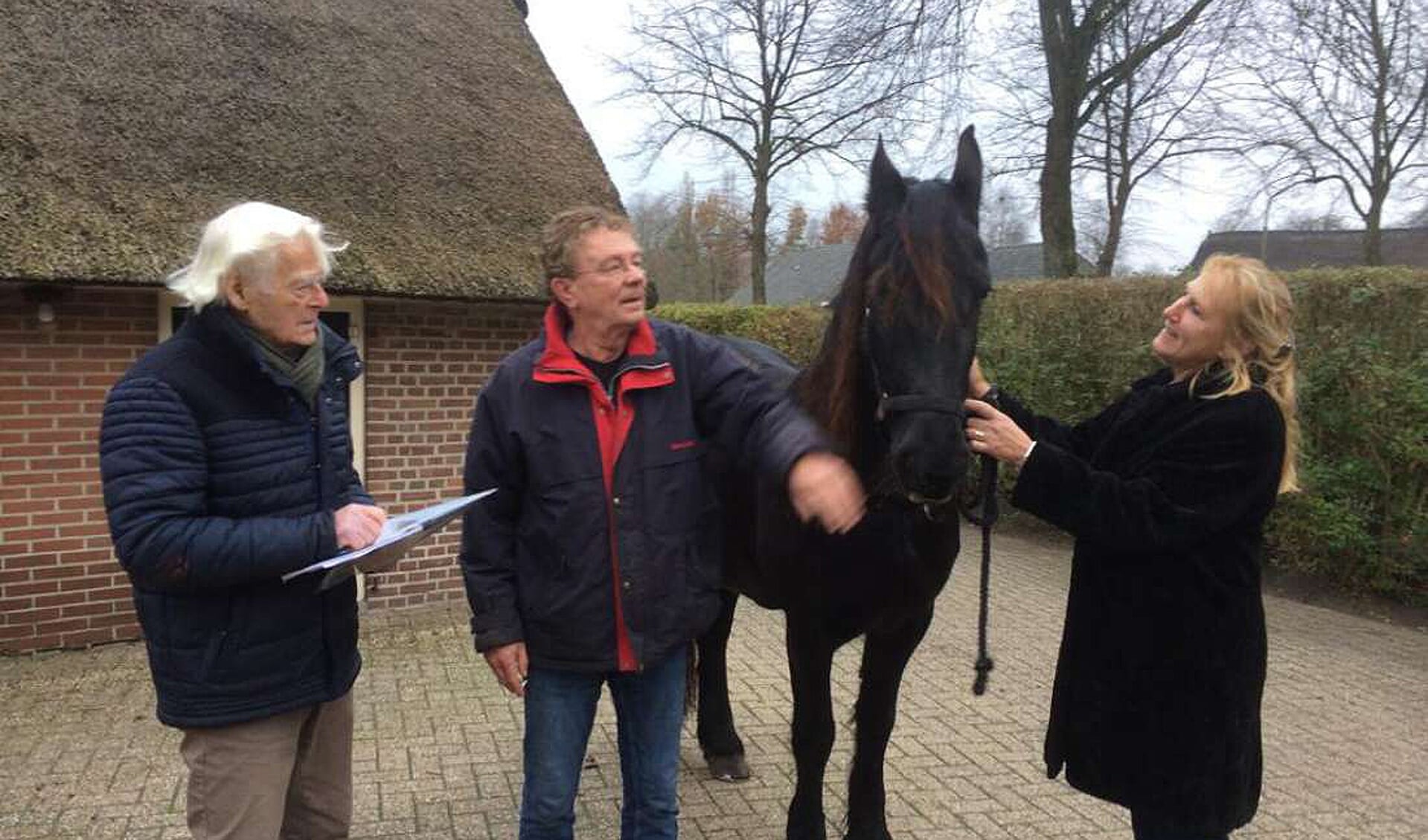 Ben Boers, Jan Hiddink en Annemieke van der Neut-Hasselbach (vanaf links) bij de laatste schatting van het Paardenfonds Elp-Zuidveld.