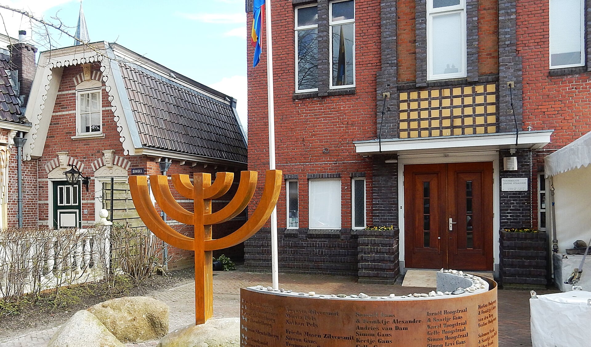 De synagoge met op het voorterrein het Joods monument 'licht der Zee' (archieffoto).