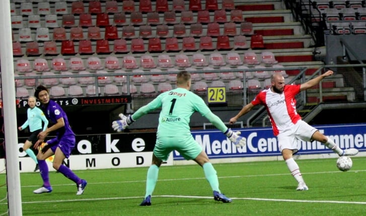 Anco Jansen kan zijn tweede treffer maken maar Sergio Padt kan de bal nog net keren. Foto: Bennie Wolbers.