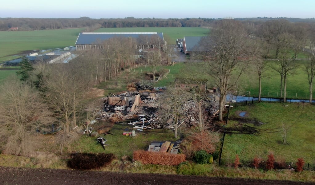 Van de woonboerderij aan het Oosteinde in Gasteren bleef niets gespaard. (foto Van Oost Media)