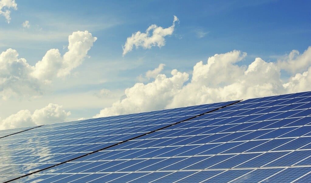 Voor agrarische ondernemers kan het lucratief zijn om zonnepanelen op hun dak te plaatsen.