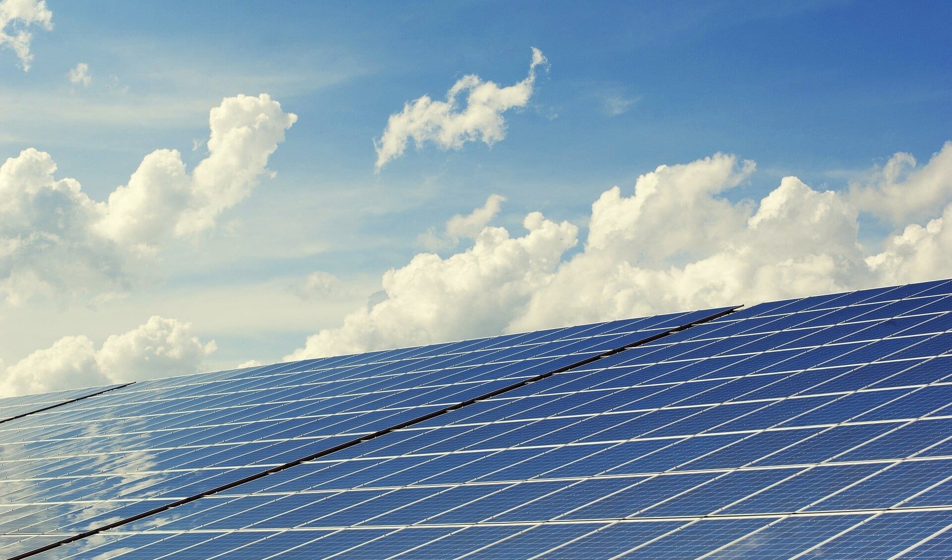 Voor agrarische ondernemers kan het lucratief zijn om zonnepanelen op hun dak te plaatsen.