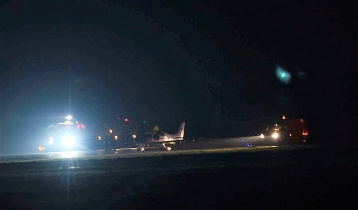 Het vliegtuigje dat woensdagavond een voorzorgslanding maakte op Groningen Airport Eelde. (foto Van Oost Media)