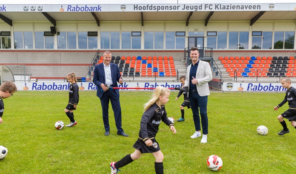 FC Klazienaveen en Rabobank Emmen-Coevorden verlengen hun samenwerking met nog eens drie jaar (foto Guido Hansman).