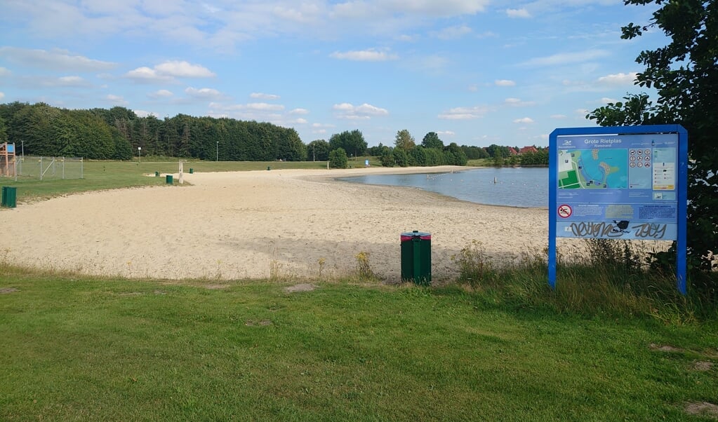 Het strand van de Grote Rietplas is een populaire plek voor dagrecreatie (foto gemeente Emmen).