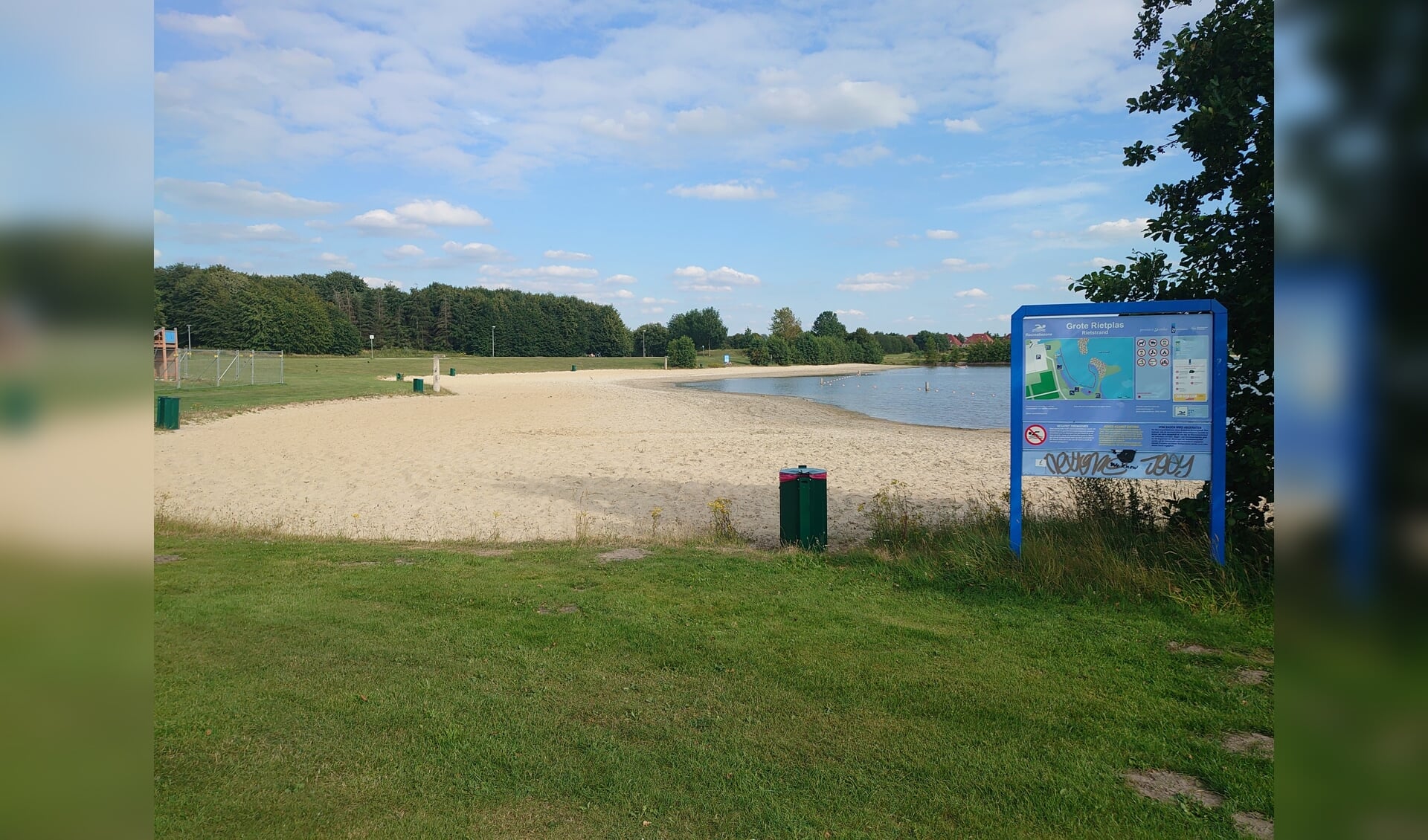 Het strand van de Grote Rietplas is een populaire plek voor dagrecreatie (foto gemeente Emmen).