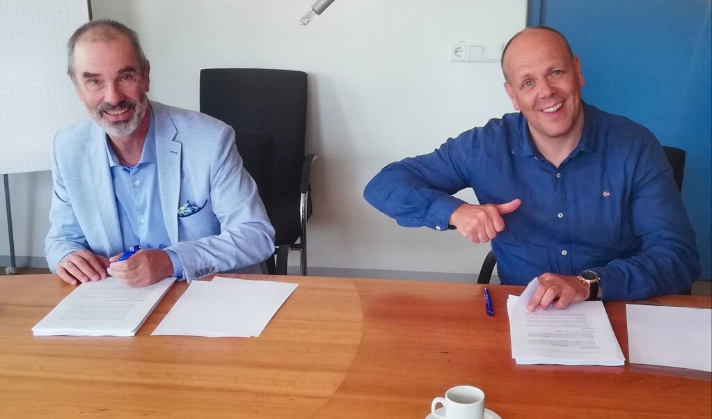 Wethouder Hans Ronde en projectontwikkelaar Erik Zwanenburg tekenen de koop- en realisatieovereenkomst.