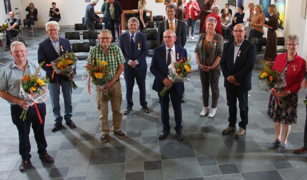 De gedecoreerden met burgemeester Eric van Oosterhout (foto: Bennie Wolbers).
