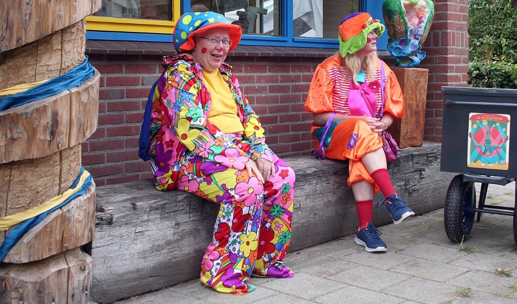 Clowns zorgen voor extra vermaak voor de jeugd tijdens Art Carrousel.