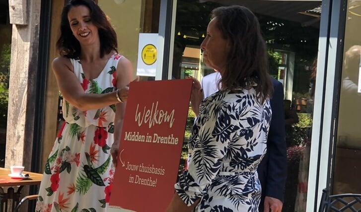 Burgemeester Mieke Damsma ontvangt de eerste sticker uit handen van Astrid Belt (foto gemeente Midden-Drenthe). 