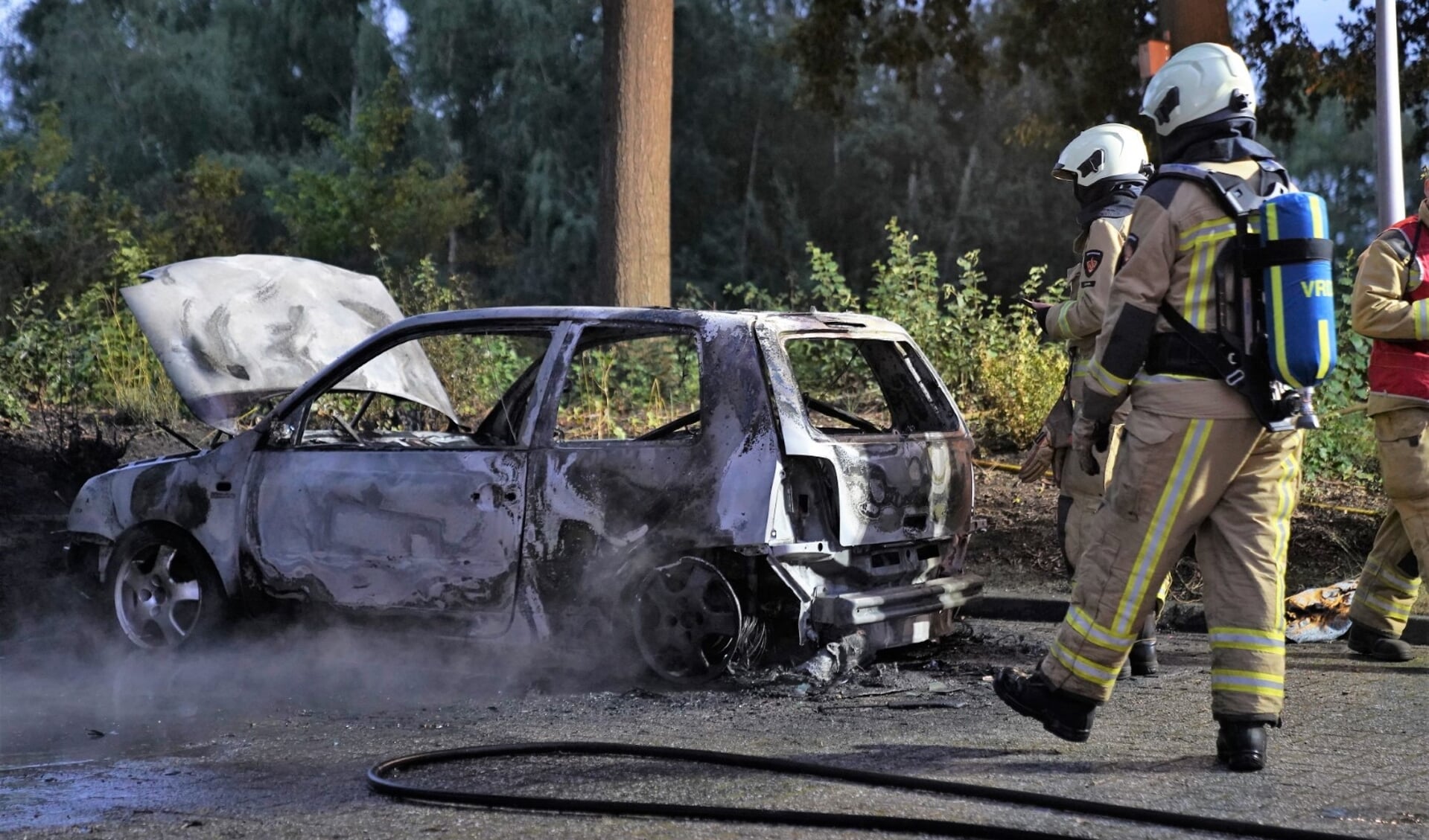 De auto brandde volledig uit (foto Van Oost Media).