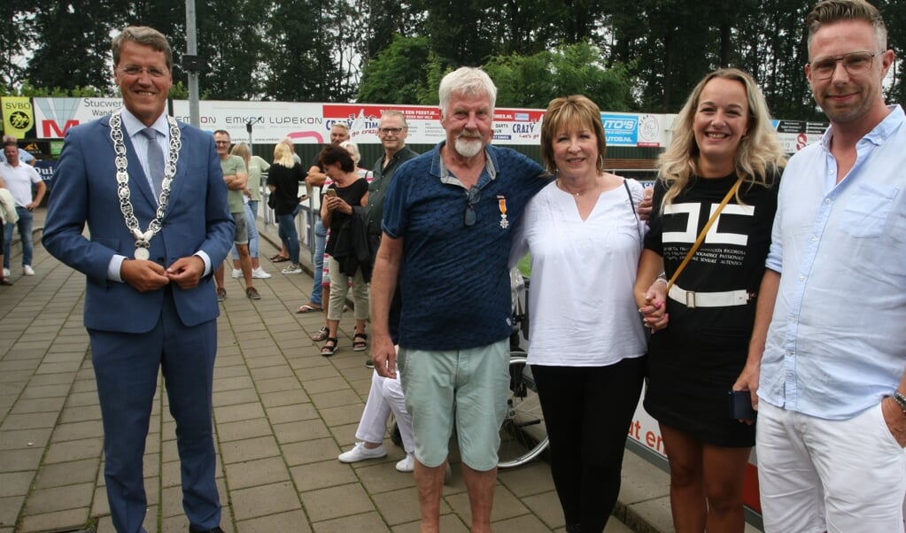 Berend Keuter met onderscheiding, zijn familie en Eric van Oosterhout (foto Bennie Wolbers).