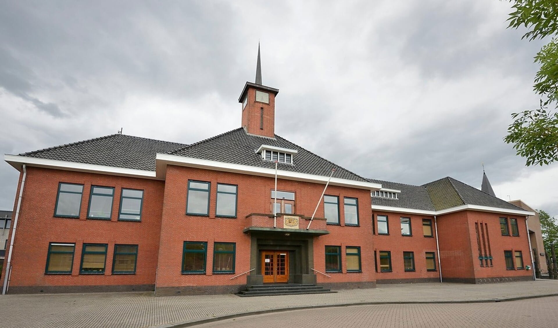 Het gemeentehuis in Delfzijl is gebouwd in de stijl van de Amsterdamse School (foto Jaap Groeneveld).