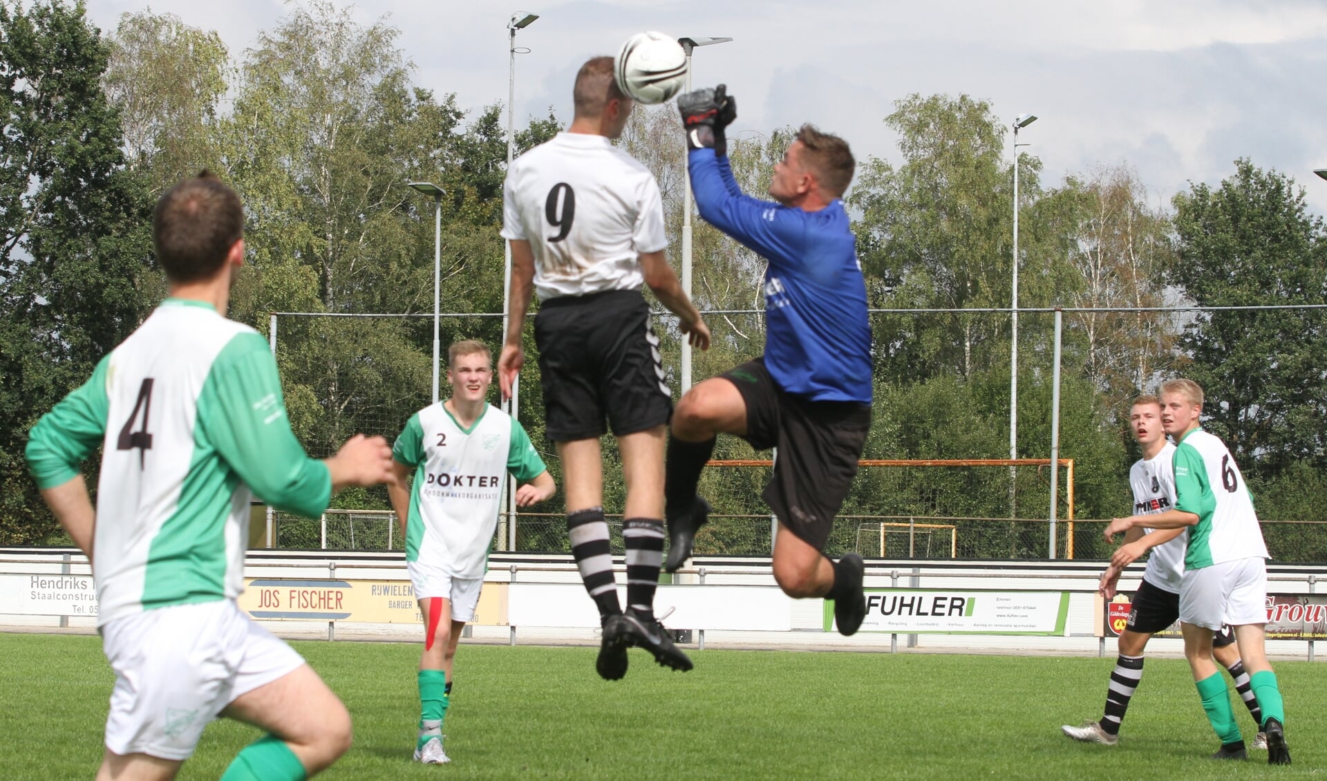 Lars Jakobs van DVC’59 (9) moet in deze situatie zijn meerdere erkennen in Valther Boys-doelman Mestemaker (foto: Bennie Wolbers).