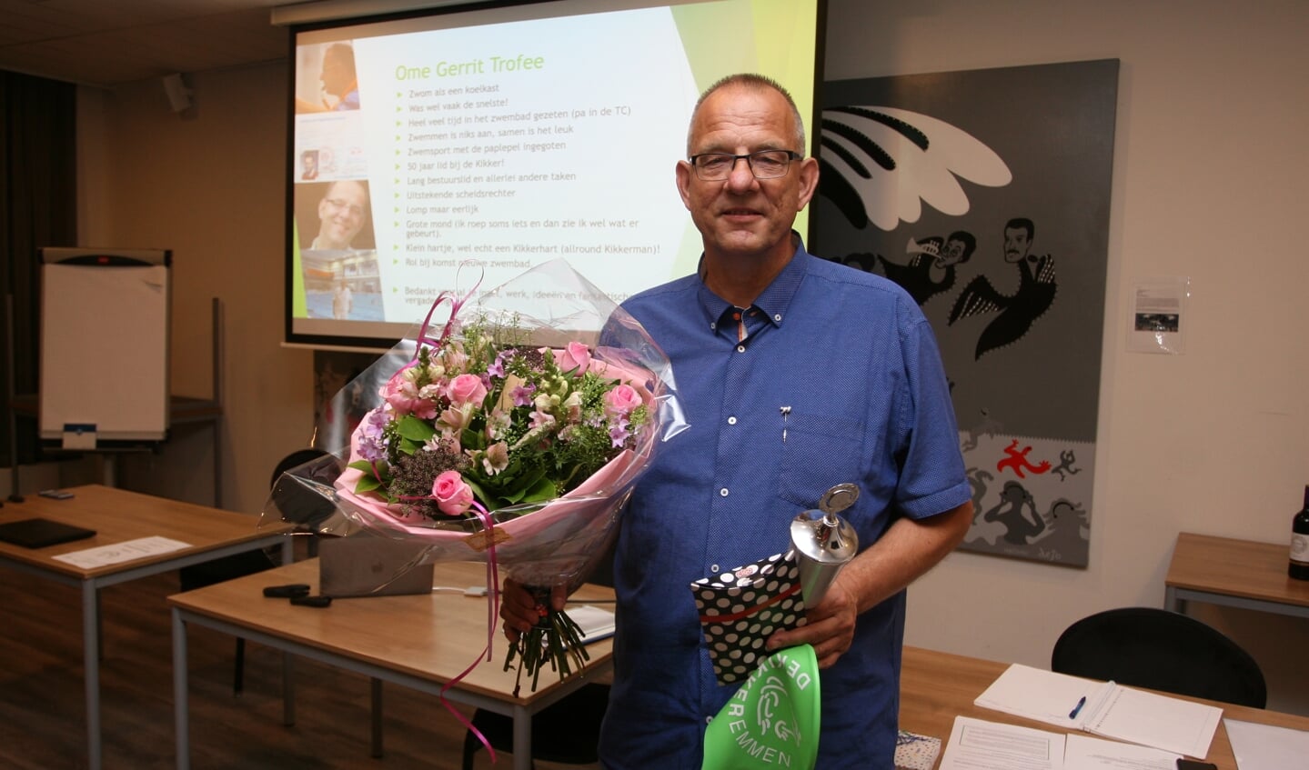 Tjeerd Dijkhuis is trots op zijn speld en trofee. (foto Bennie Wolbers) 