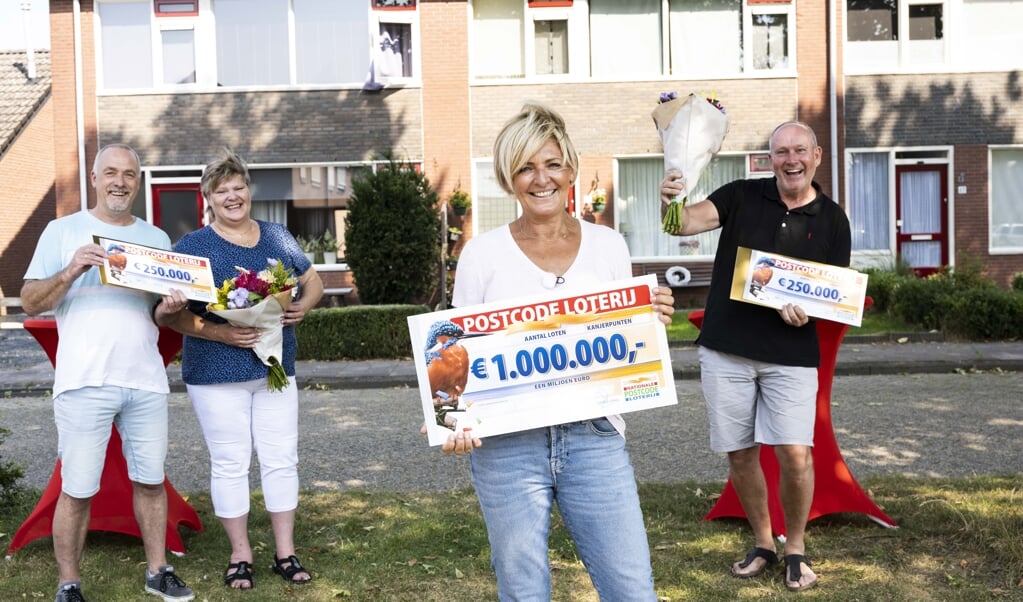 Ginus, Ina en André samen met Postcode Loterij-ambassadeur Caroline Tensen (foto Jurgen Jacob Lodder).