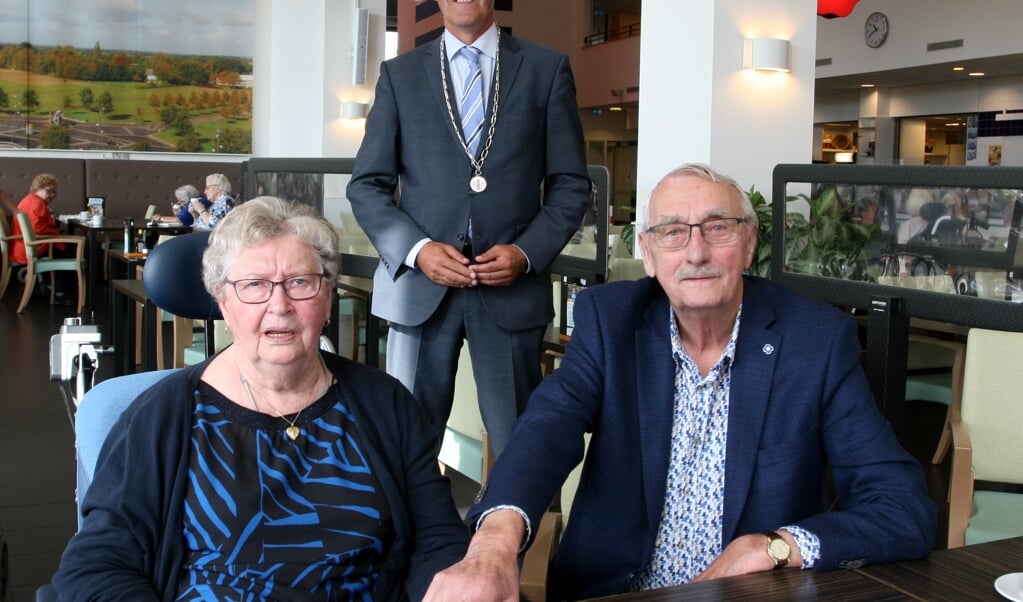 Bernhard en Geziena Hempen samen met burgemeester Eric van Oosterhout (foto Bennie Wolbers).