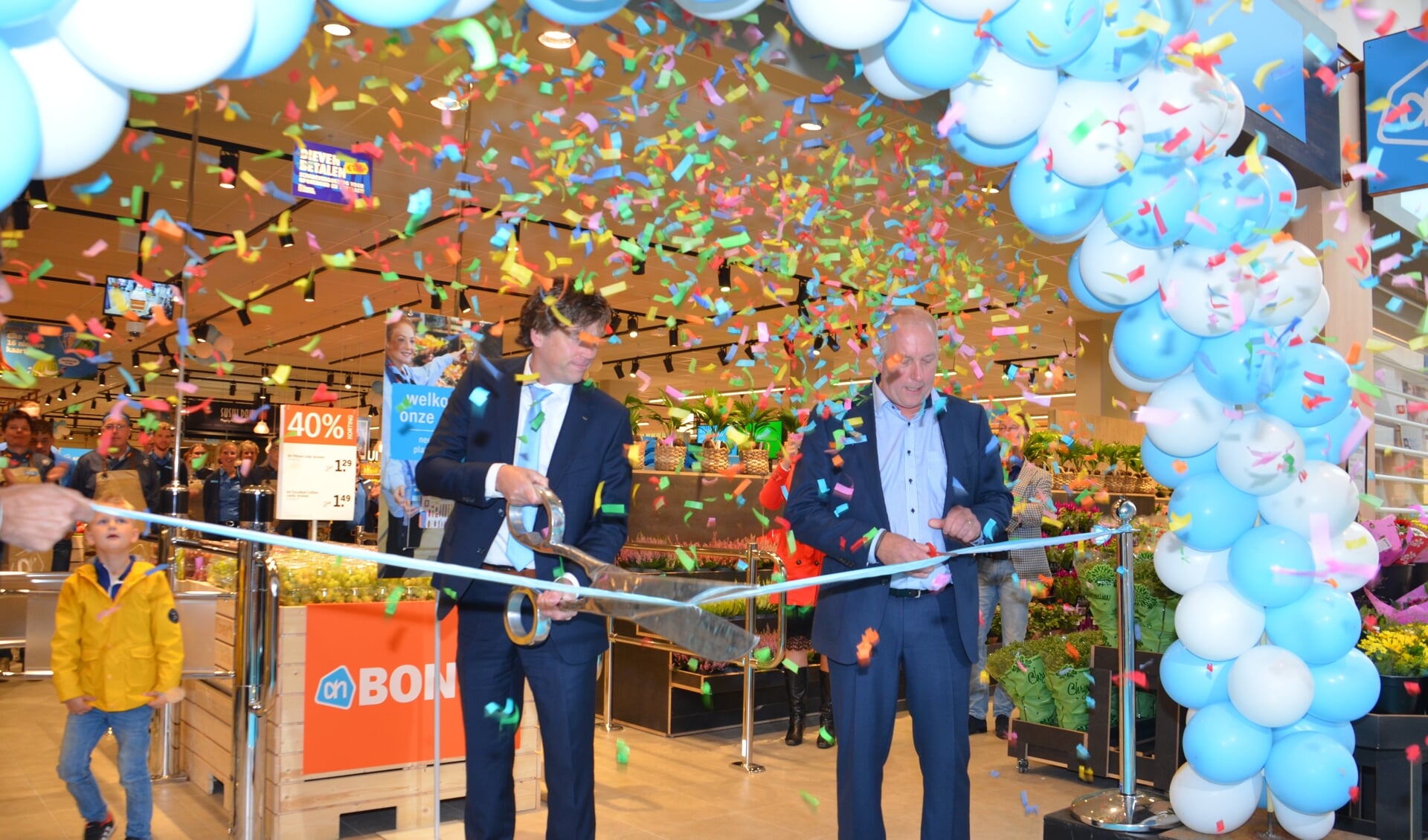 Wethouder Henk Jan Schmaal (links) en Jan Haandrikman van de Albert Heijn nemen de opening van de supermarkt voor hun rekening.