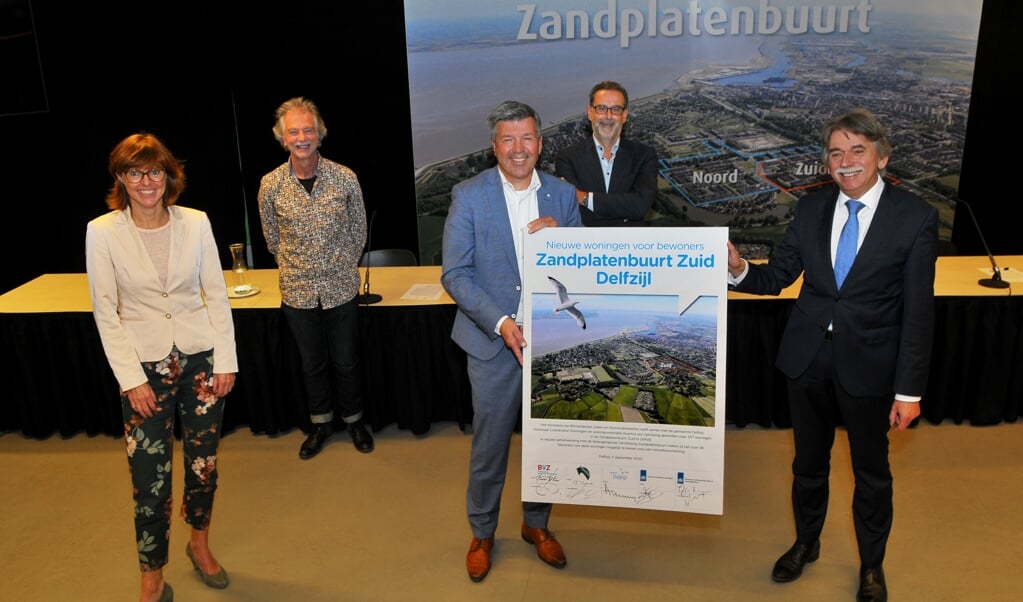 Anita Tijsma, Bonne van der Kooi, Jaap Groenhagen, Chris Kuijpers en Gerard Beukema zijn blij dat de Zandplatenbuurt Zuid nu duidelijkheid heeft.