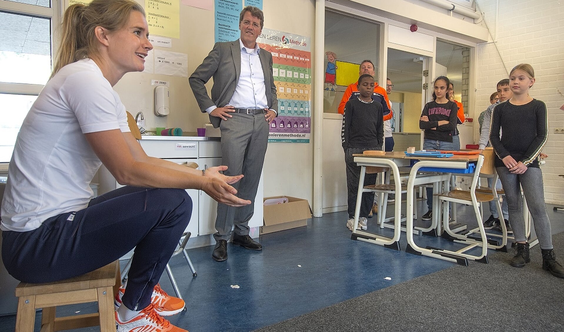 Yara van Kerkhof vertelt. De leerlingen en Eric van Oosterhout luisteren geboeid (foto Gemeente Emmen).