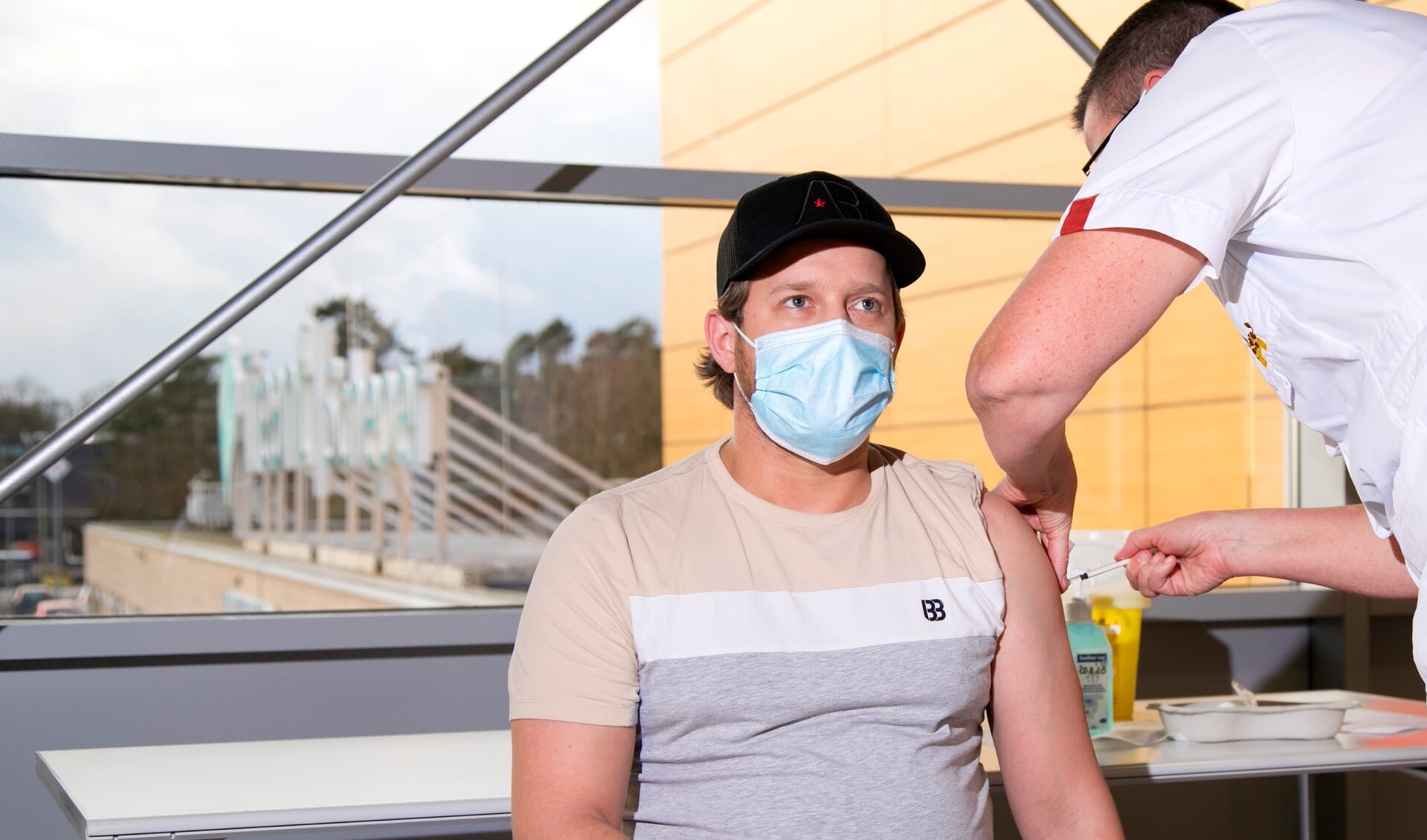 Bart de Jong, werkzaam op de coronaverpleegafdeling op ziekenhuislocatie Scheper in Emmen, wordt ingeënt met het coronavaccin (foto Bianca Verhoef).