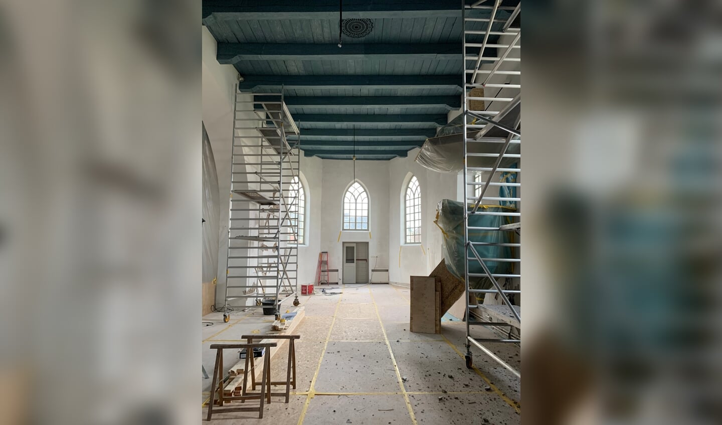 Het interieur van de kerk in Spijk. De steigers staan klaar.