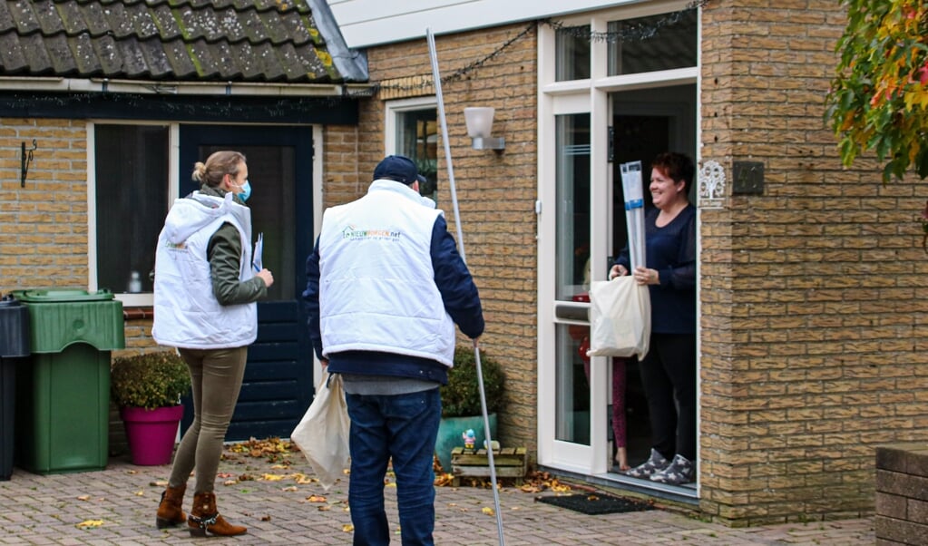 De bespaartassen werden door de medewerkers coronaproof aan huis bezorgd. Foto: Marc Zijlstra.