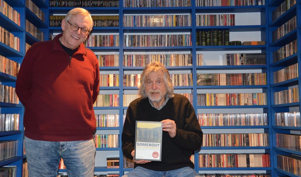 Johan Derksen heeft het eerste exemplaar van de derde druk van ‘Somebody will know someday – Herinneringen aan Cuby & The Blizzards’ in ontvangst genomen.