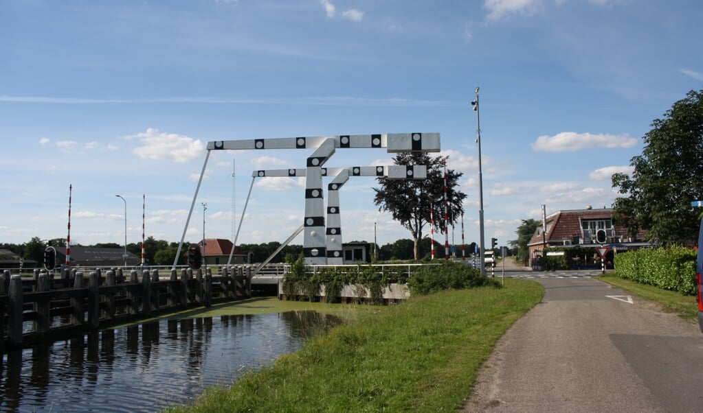 De Vriezerbrug tussen Tynaarlo en Vries, waar de provincie Drenthe en het Rijk een fietstunnel willen aanleggen.
