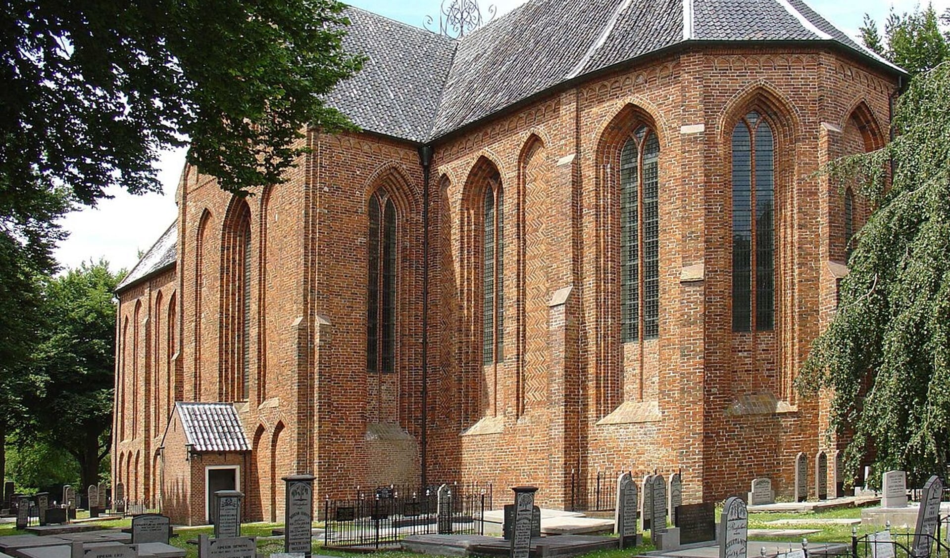 De route voert onder andere langs de imposante kerk van Noordbroek. 