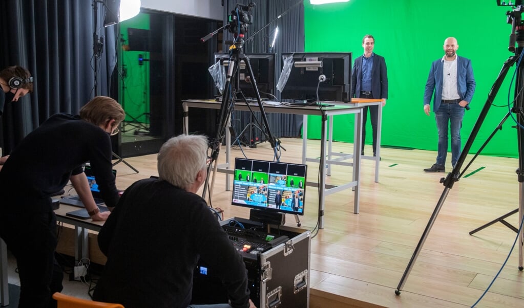 De voorlichting via livestream vanuit tot tv-studio omgebouwde kantine is een groot succes. (foto: Boudewijn Benting)