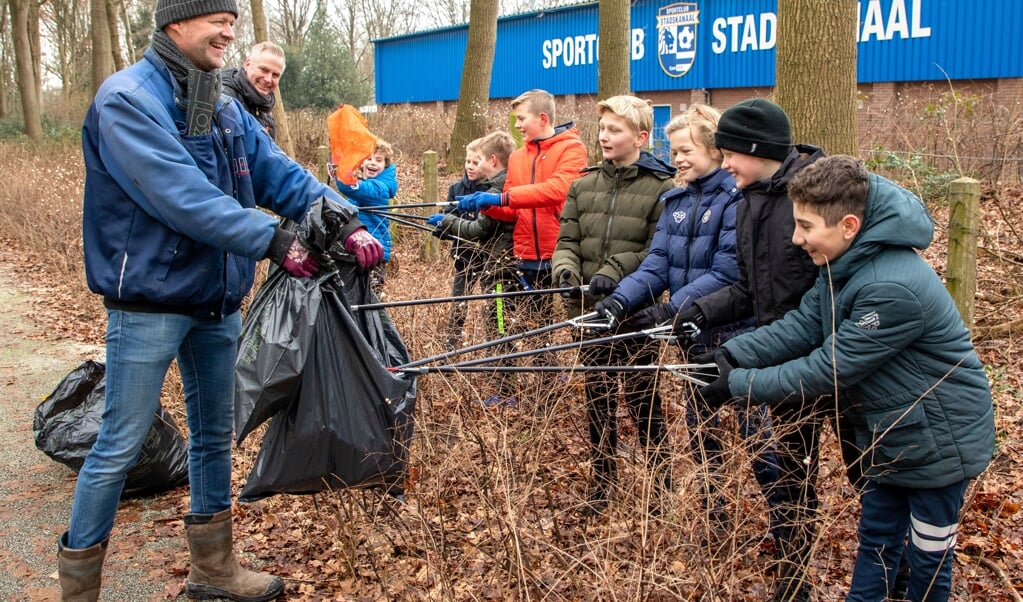 De jeugdleden van SC Stadskanaal haalden de nodige vuilniszakken met zwerfafval op.
