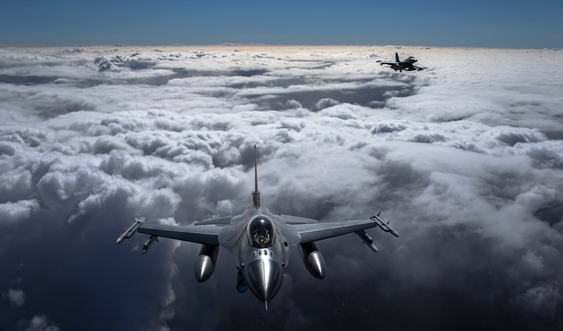 F16’s boven de wolken (foto Defensie).