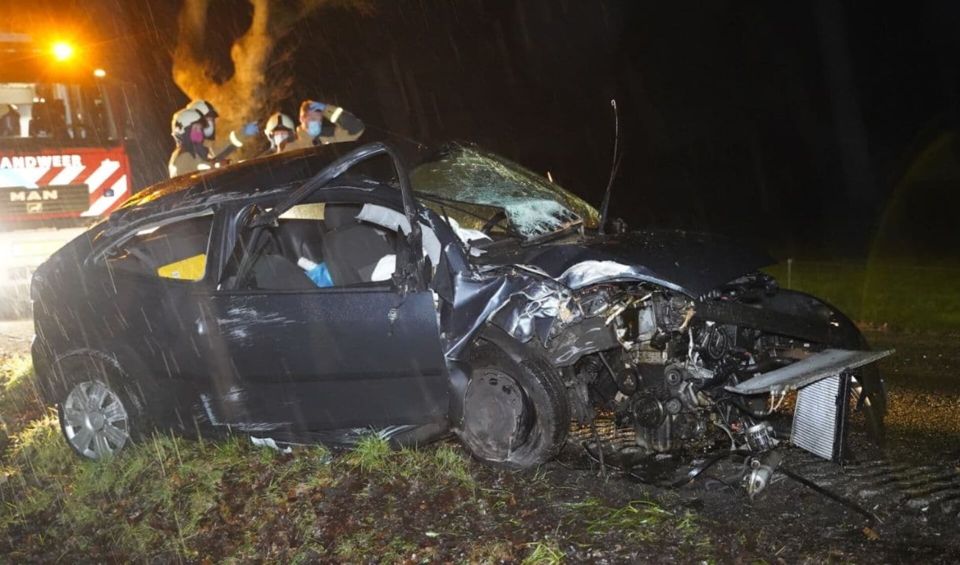 De auto van het slachtoffer raakte zwaar beschadigd (foto Van Oost Media).